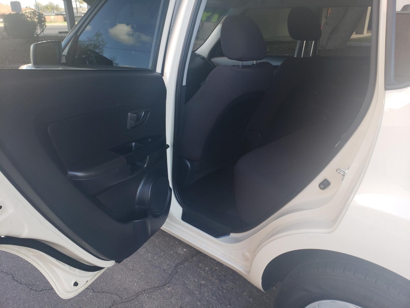 2013 WHITE /black Kia Soul base (KNDJT2A51D7) with an 1.6l i4 engine, 4-Speed Automatic transmission, located at 323 E Dunlap Ave., Phoenix, AZ, 85020, (602) 331-9000, 33.567677, -112.069000 - 2013 Kia Soul,.......EXCELLENT condition, A Real Must See!!.... Ice cold A/C, No accidents, Power everything, Stereo/cd player, Phone sync, Bluetooth, Satellite compatible, Clean black interior with black cloth seats in near perfect condition, power windows, power door locks, clean Arizona title, Ru - Photo#10